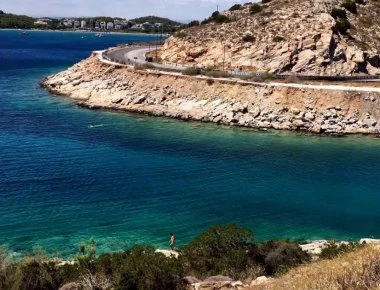 Αναστάτωση στη Βουλιαγμένη: Λουόμενος βρήκε όπλο στο βυθό της θάλασσας